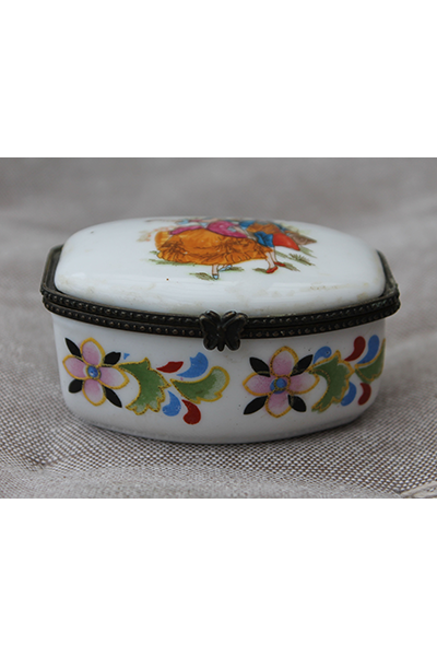 Festett, XIX. századi porcelán ékszertartó doboz