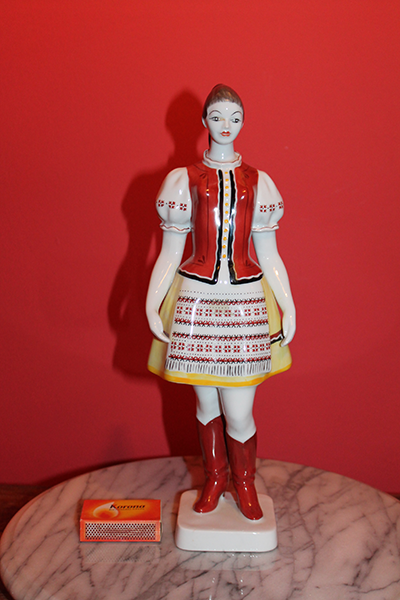 Lány népviseletben: Hollóházi porcelán